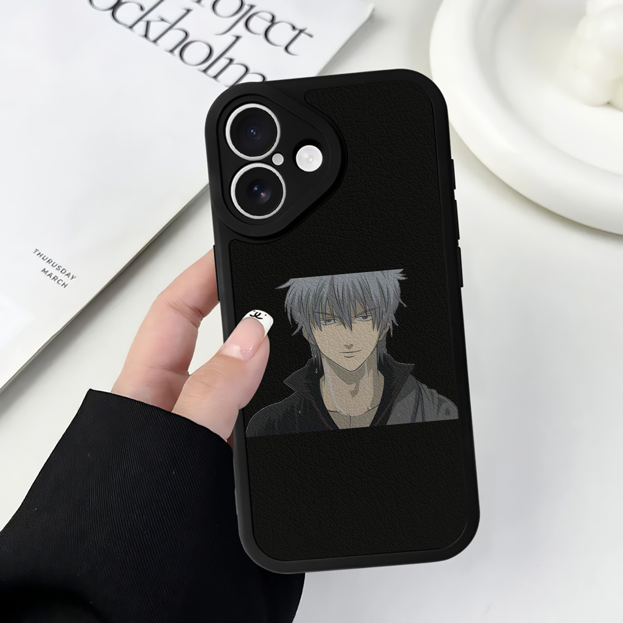 （画像用） ぎんたま 坂田銀時（さかたぎんとき） 神楽 志村新八（しむら しんぱち） GINTAMA Sakata Gintoki Kagura Shimura Shinpachi 【iPhone 16シリーズ対応】シリコンスマホケース（レザー調） 材質：シリコン